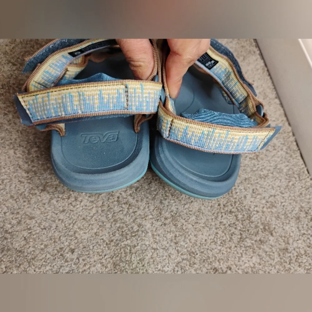 Teva men's Size 5 Teal and Yellow Strappy Sandals